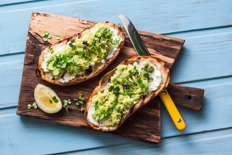 Рецепт брускетты с авокадо и хлебцами на закваске с пеканом